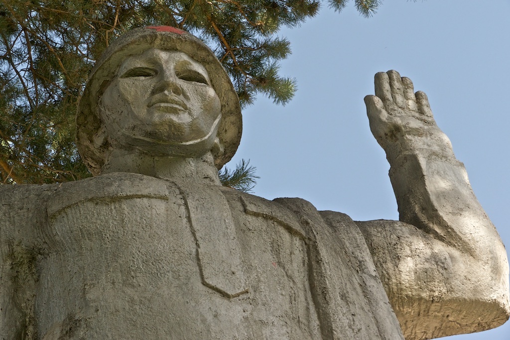 Памятник героям-инопланетянам