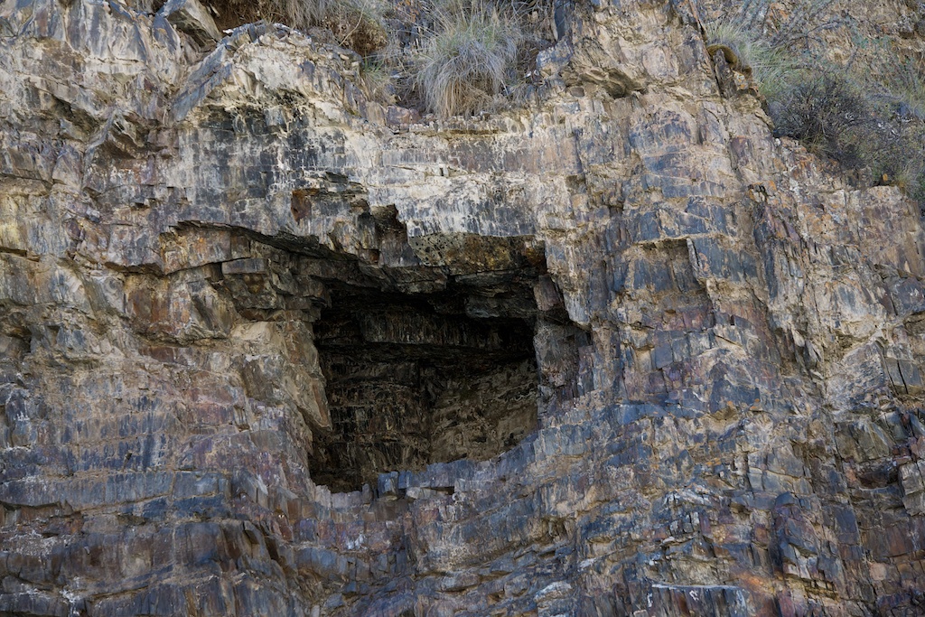 Пулеметное гнездо, выбитое в скале на развилке стратегических дорог к границам