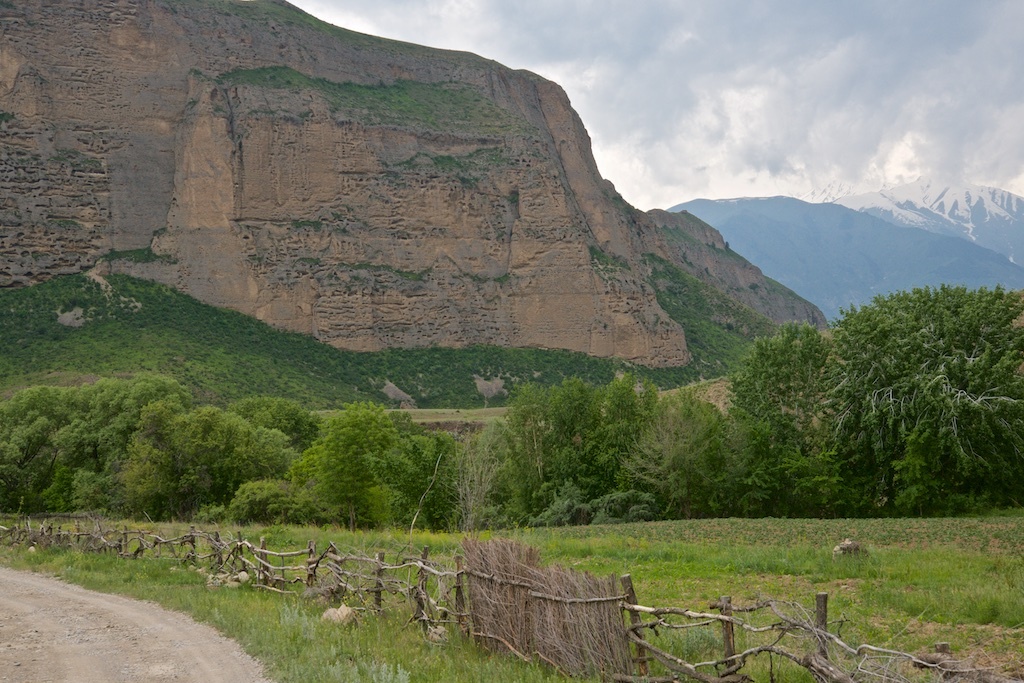 Скалы вдоль реки Кара-Кулджа у слияния с рекой Узун-Ахмат
