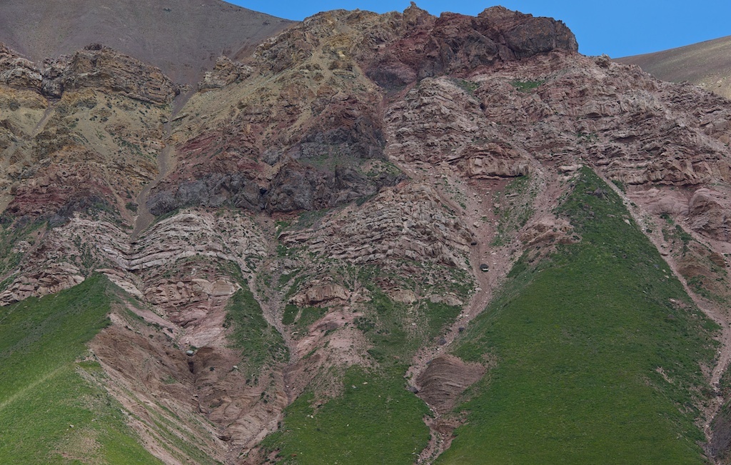Скалы по пути с разреза Кара-Кече на плато озера Сон-Кель