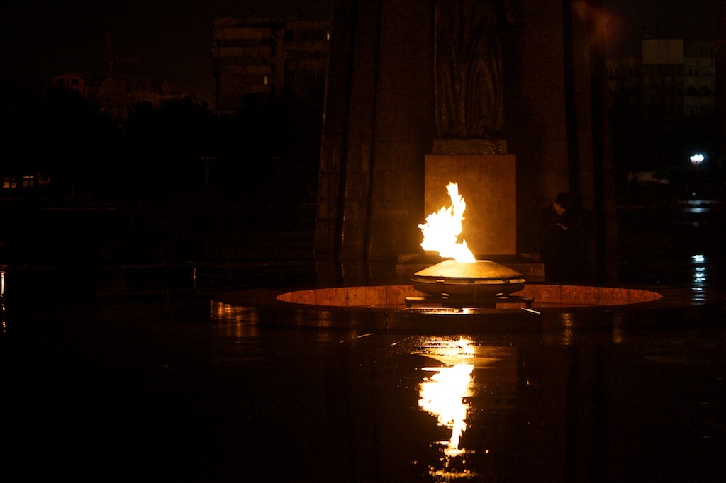 Ночной Бишкек.  Бомж греется у Вечного Огня