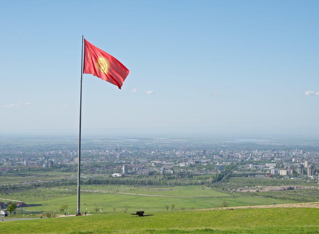 Флаг Кыргызстана на холме в пригороде Бишкека