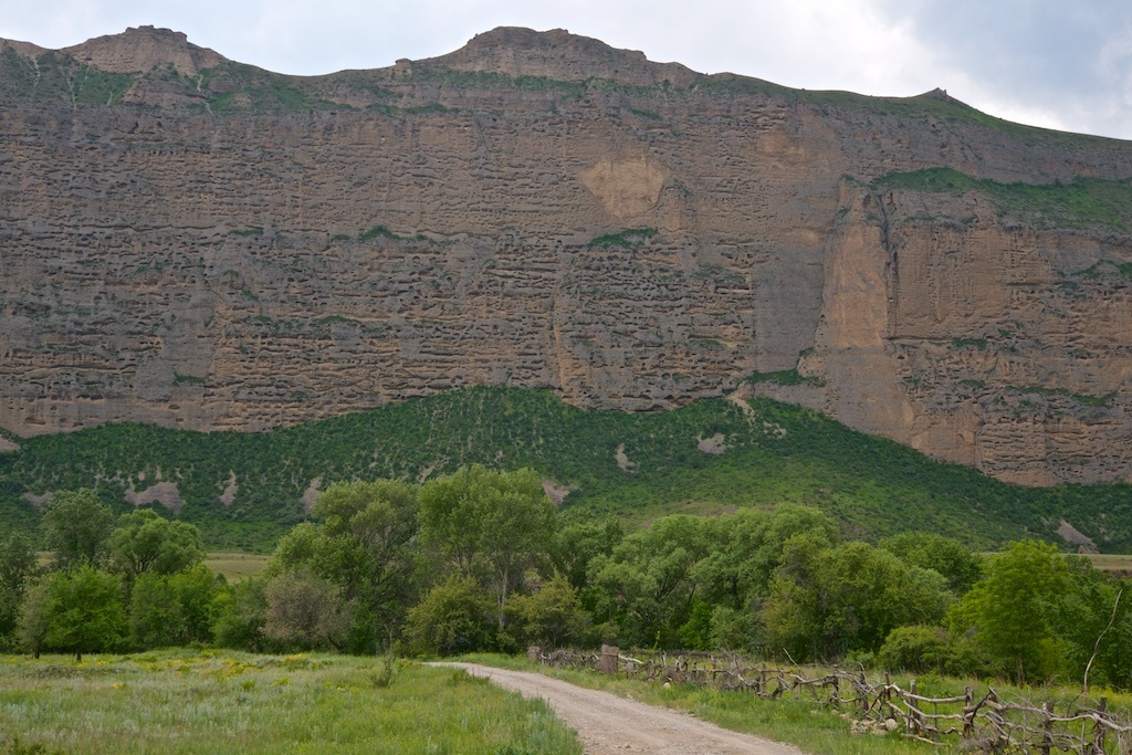 скалы на реке Кара-Кулджа (Токтогульский район)