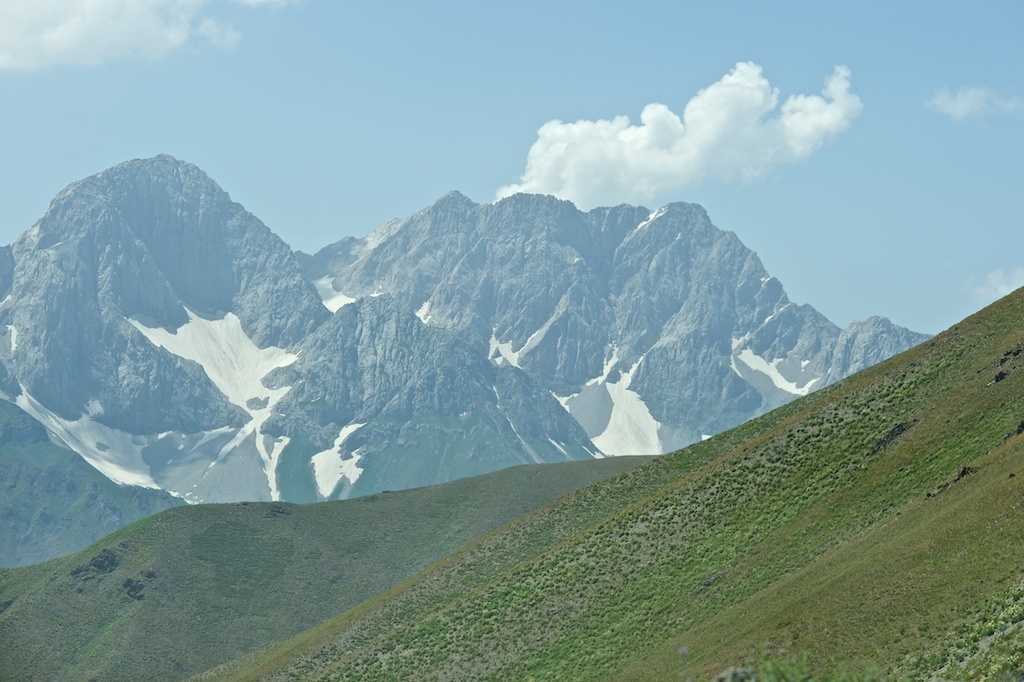 Вид на пики (4700) Ферганского хребта с перевала