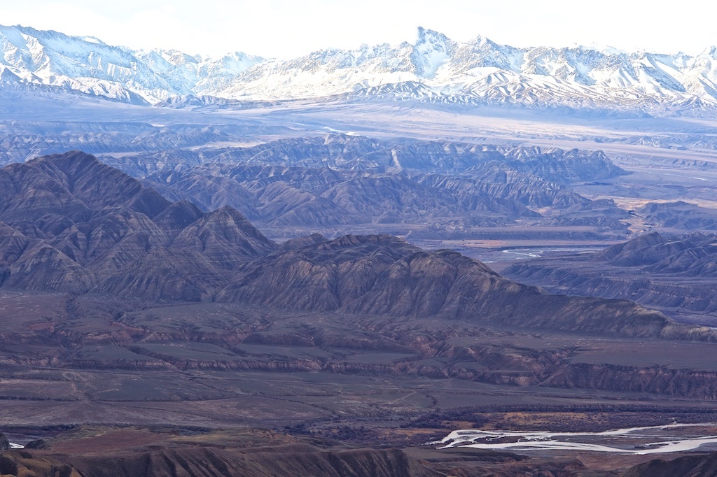 Вид с перевала Кара-Коо на долину реки Нарын