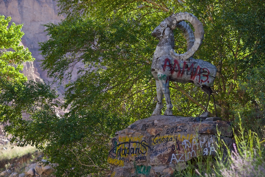 Изрисованная скульптура — вдоль реки Кекемерен