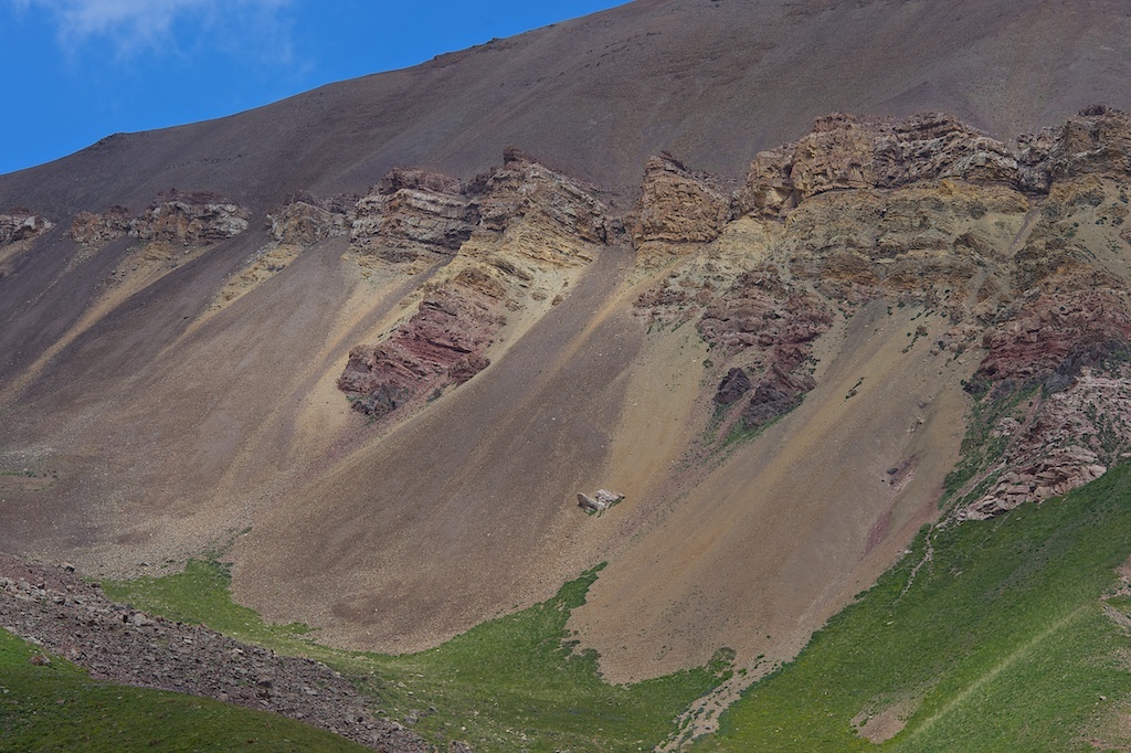 скалы по пути с разреза Кара-Кече на плато озера Сон-Кель