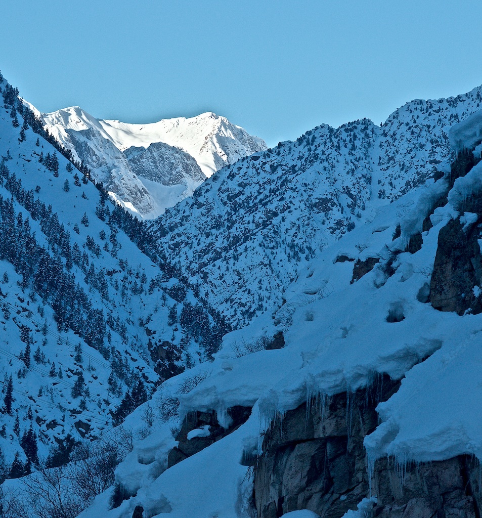 Восход на перевале Ала-Бель зимой, ущелье Чычкан
