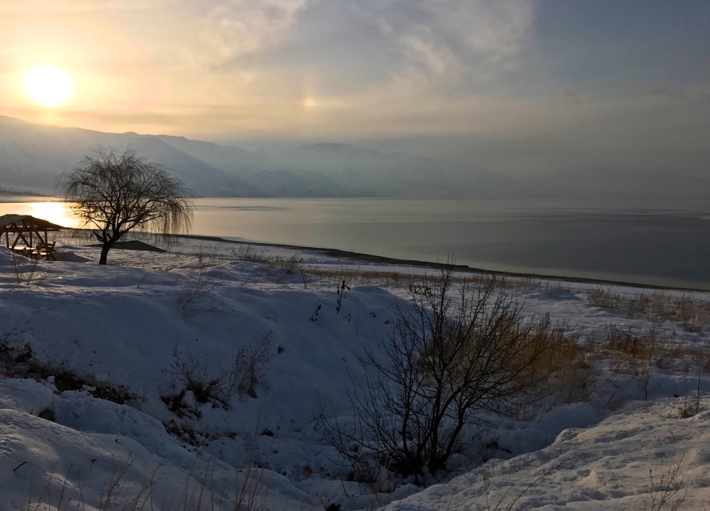 Закат на Токтогульском водохранилище зимой